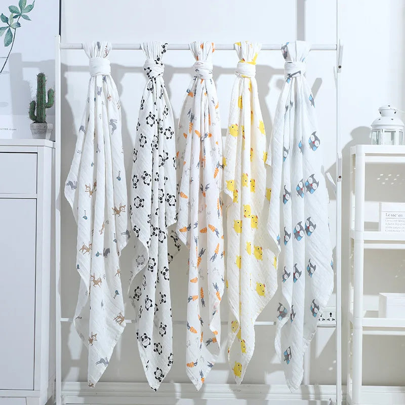 Une gamme de six couvertures d'emmaillotage pour bébé aux motifs mignons et colorés, un article d'hygiène bébé indispensable, soigneusement nouées et exposées sur une tige blanche. - Couverture en Mousseline de Coton pour Bébé de BABY PREMA