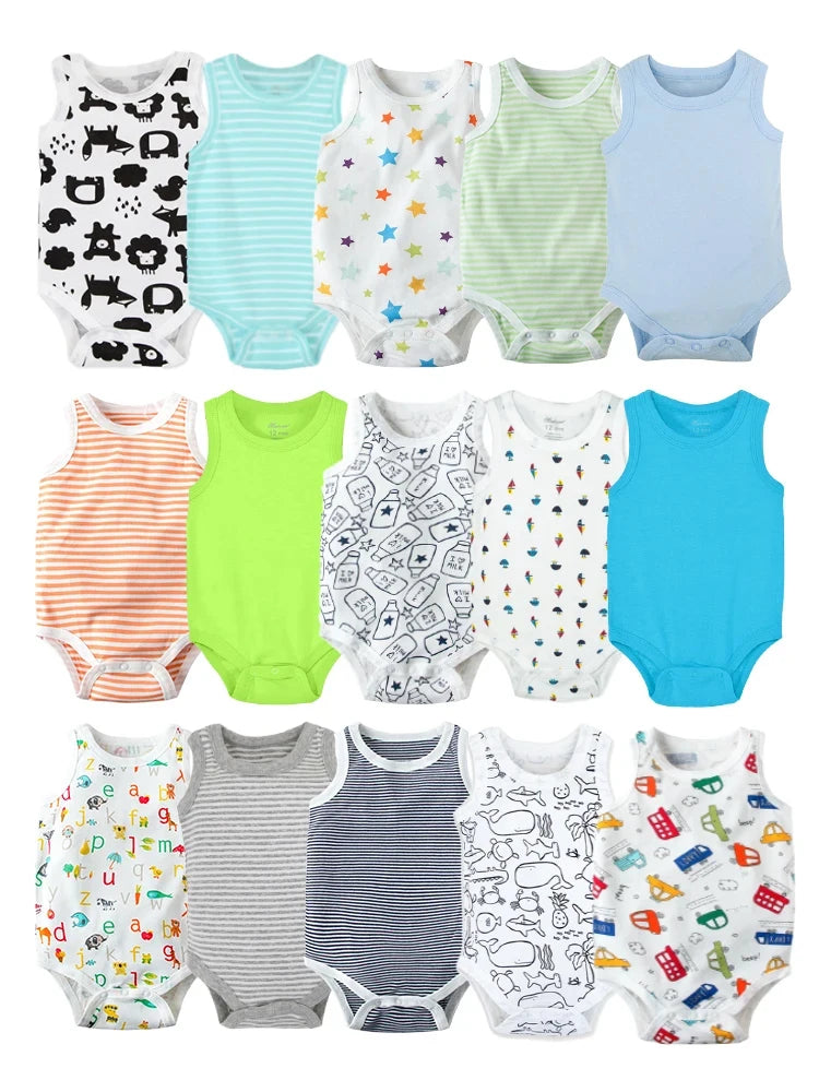 Une collection de 14 Pack Cadeau 3 Bodies Bébé d'été sans manches de BABY PREMA disposés en rangées. Les designs incluent divers motifs tels que des animaux, des rayures, des étoiles, des voitures et des couleurs unies dans les tons de bleu, vert, orange et gris. Les combinaisons ont des fermetures à pression en bas. Des accessoires parfaits pour les enfants !