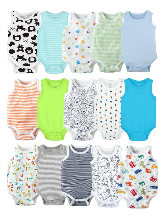 Une collection de 14 Pack Cadeau 3 Bodies Bébé d'été sans manches de BABY PREMA disposés en rangées. Les designs incluent divers motifs tels que des animaux, des rayures, des étoiles, des voitures et des couleurs unies dans les tons de bleu, vert, orange et gris. Les combinaisons ont des fermetures à pression en bas. Des accessoires parfaits pour les enfants !