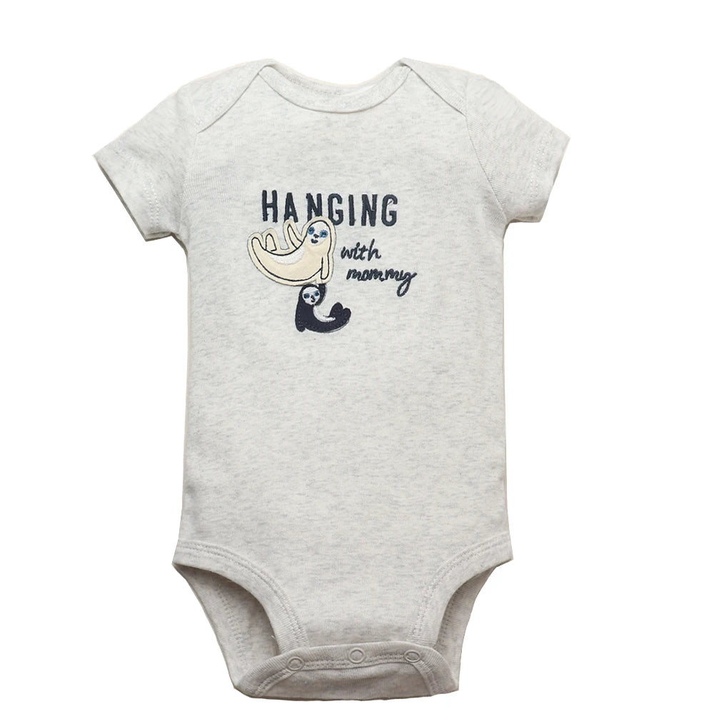 Un Lot de 5 Pièces Body 100% Coton Manches Courtes BABY PREMA gris clair avec manches courtes et boutons pression en bas. Fabriqué à 100 % en coton, le cache-couche présente un dessin animé de deux animaux et le texte « HANGING with mommy.