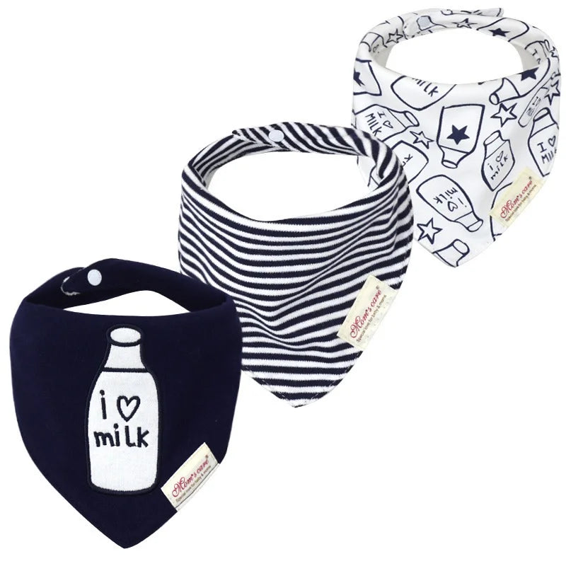 Trois bavoirs bébé sont présentés. Le premier est un coton bleu marine de haute qualité avec une bouteille de lait et le texte "i ♥ milk". Le second est un Lot de 3 pièces Bavoirs Bébé rayé noir et blanc de BABY-PREMA. Le troisième est blanc avec diverses bouteilles de lait, des étoiles et le texte « lait » imprimé en noir.