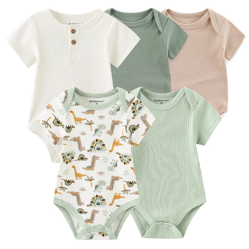 Five Lot de 5 Bodys Coton | Agréables & Conforts de BABY PREMA disposés sur deux rangées. La rangée du haut comprend des couleurs unies en blanc, vert et beige, tandis que la rangée du bas comprend une combinaison verte et une blanche avec des imprimés d'animaux. Conçu avec des boutons-pression pour un habillage facile et assurant un confort optimal.