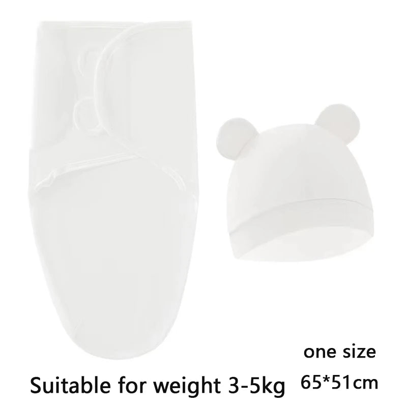 Un accessoire bébé transparent, une Couverture Emmaillotage Bébé de la marque BABY PREMA à côté d'un chapeau blanc pour bébé avec de mignons détails d'oreilles, avec des spécifications pour la gigoteuse.