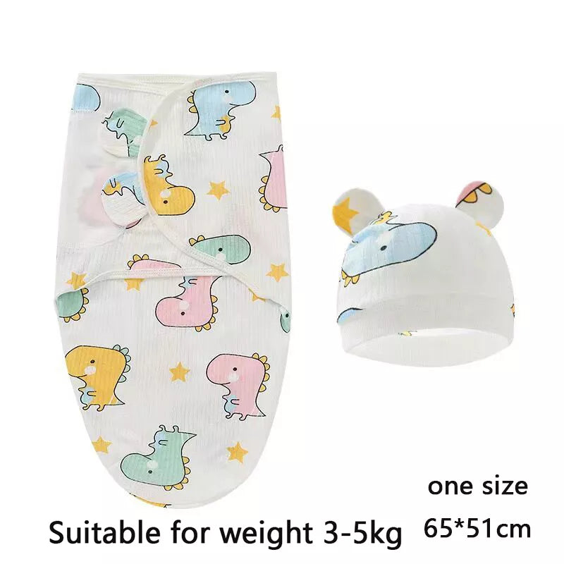 Un joli ensemble d'accessoires pour bébé comprenant une Couverture Emmaillotage Bébé | Gigoteuse avec des motifs d'animaux colorés de dessins animés et un bonnet assorti, indiquée comme adaptée aux nouveau-nés de 3 à 5 kg et mesurant 65 par BABY PREMA.
