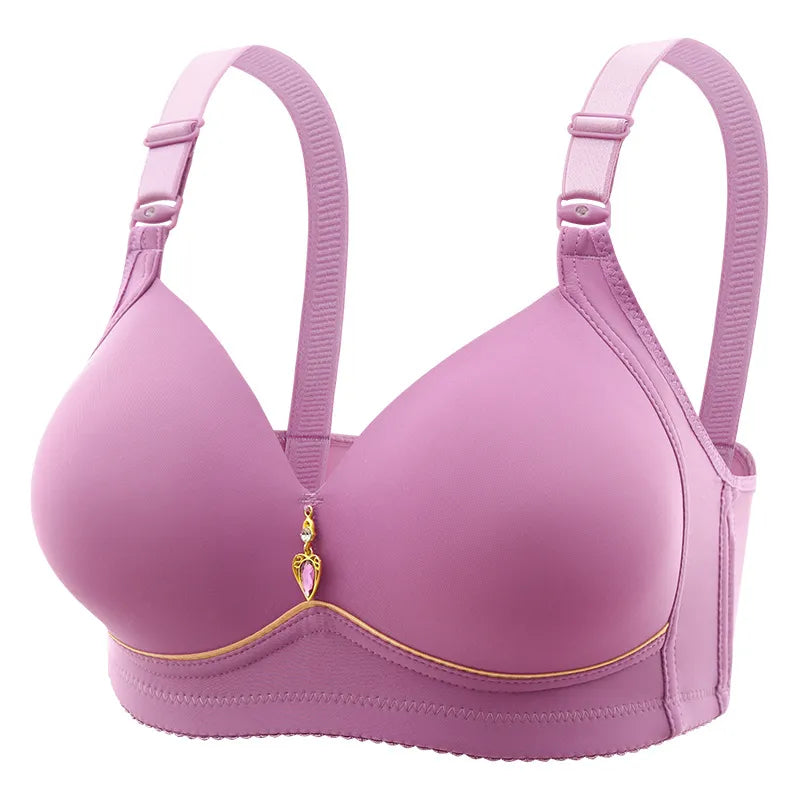 Une nageoire Soutien Elégant avec Bonnet de couleur petit lilas de la marque BABY PREMA avec une breloque décorative entre les bonnets.