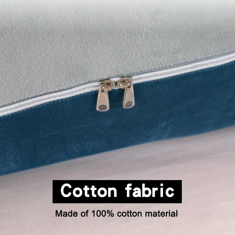 Gros plan d'un article en tissu zippé avec deux tirettes, présentant un design bicolore : gris clair en haut et bleu foncé en bas. Le texte superposé indique : "Tissu en coton. Fabriqué en matériau 100 % coton." Parfait comme Coussin Maternité Multifonction de BABY PREMA.