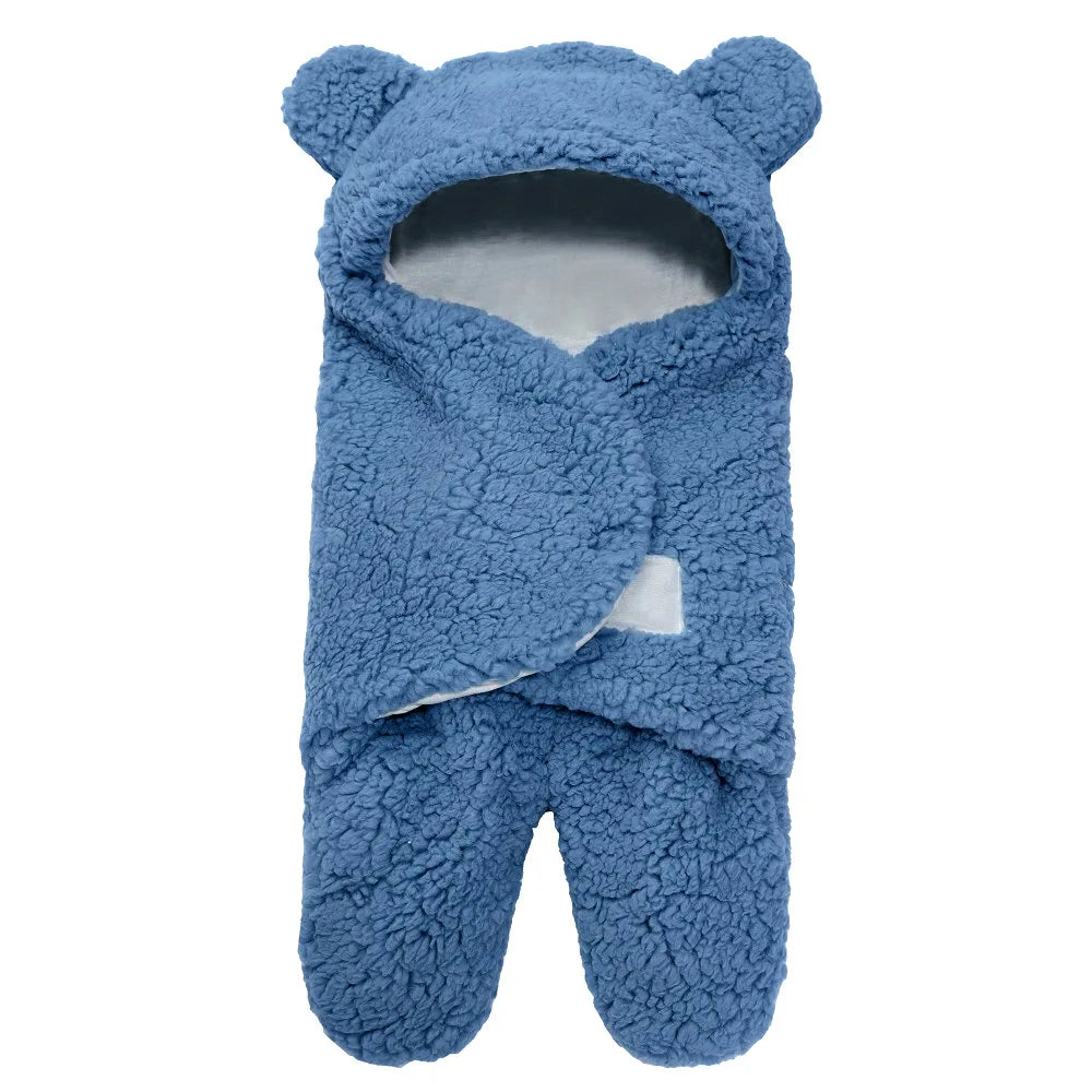 Un nid d'ange bébé BABY PREMA Couverture Cocoon Nid d'Ange bleu douillet avec des oreilles d'ours sur la capuche.