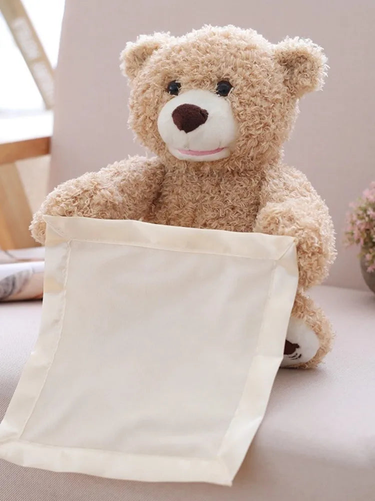 Un Doudou Ours en Peluche Chante "Peek-a-Boo" tenant un sac fourre-tout vide de couleur crème, posé sur une surface beige avec un fond flou, parfait pour un compagnon de dodo pour tout enfant. Nom de marque: BÉBÉ PREMA