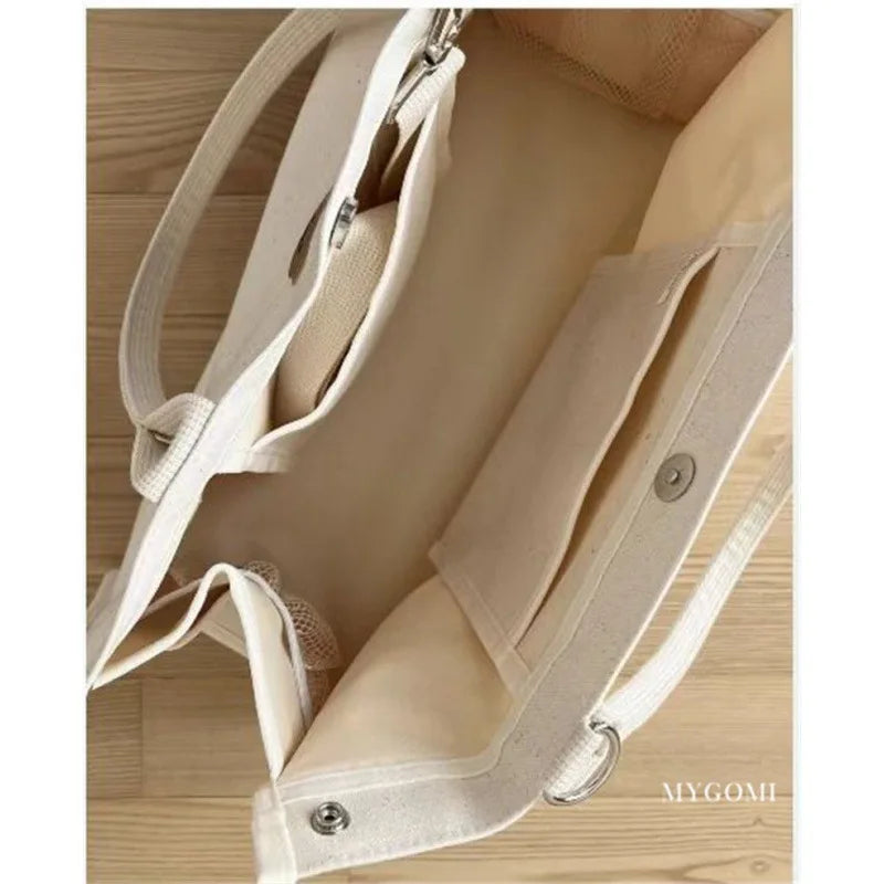 Un élégant Sac à Langer Bébé Fourre Tout Beige avec un intérieur spacieux et des poignées robustes, présentant un design simple mais sophistiqué, parfait pour tout transporter pour mon bébé de BABY-PREMA.