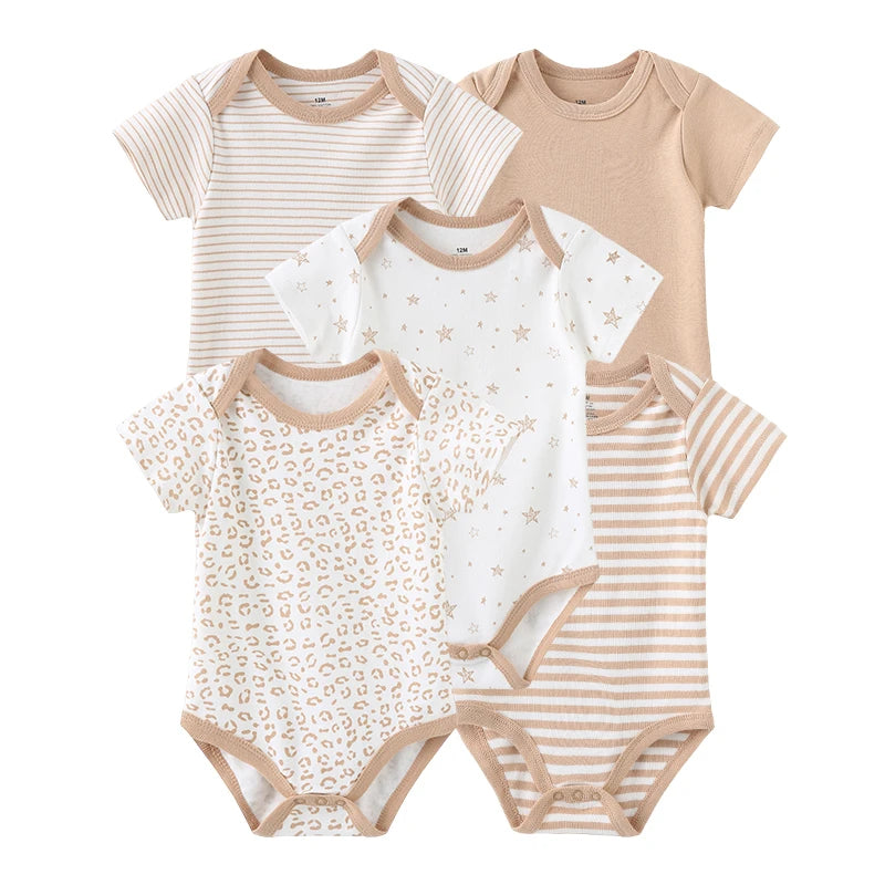 Five BABY PREMA Lot de 5 Bodys Bébé | Coton Agréables & conforts dans divers motifs beiges et blancs, dont des rayures, des étoiles et un imprimé léopard, disposés côte à côte sur une surface plane — un complément parfait à tout trousseau de naissance.