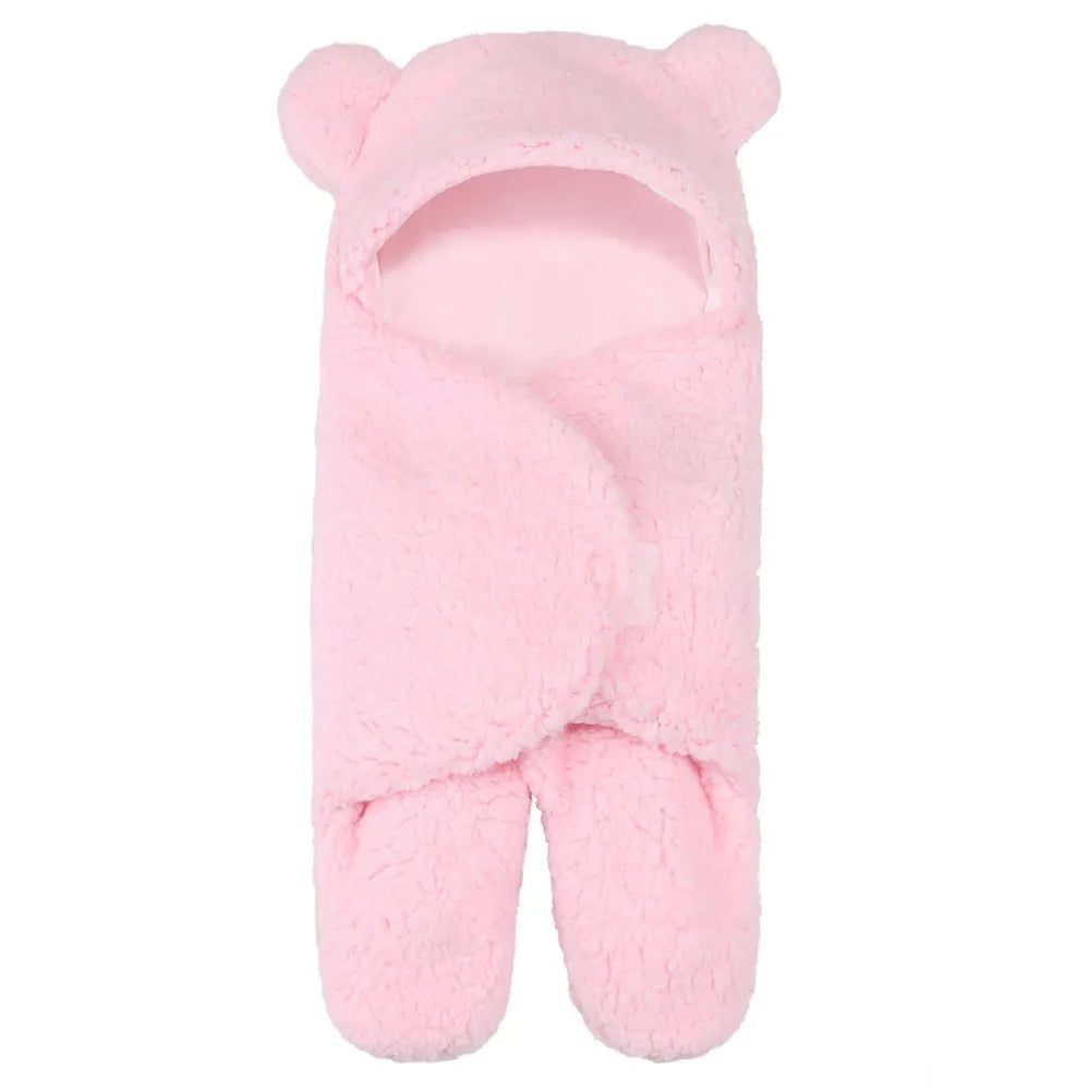 Un article bébé indispensable : une Couverture Cocoon Nid d'Ange bébé, rose, en forme d'ours, sac de couchage pour bébé avec une mignonne capuche ornée d'oreilles de la marque BABY PREMA.
