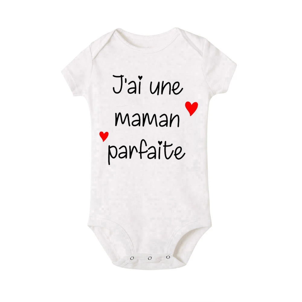 Body *Body Bébé Coton Imprimé Préma* blanc de *BABY-PREMA* avec manches courtes et texte noir indiquant "J'ai une maman parfaite", accompagné de deux petits coeurs rouges.
