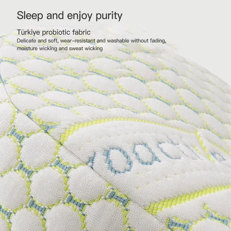 Vue rapprochée d'un tissu étiqueté « Coussins Oreillers de Grossesse by BABY PREMA ». Le tissu, idéal pour un oreiller de maternité, est délicat, doux, résistant à l'usure, lavable sans décoloration, évacuant l'humidité et la transpiration. Le texte « Dormez et profitez de la pureté » est visible en haut de l'image.