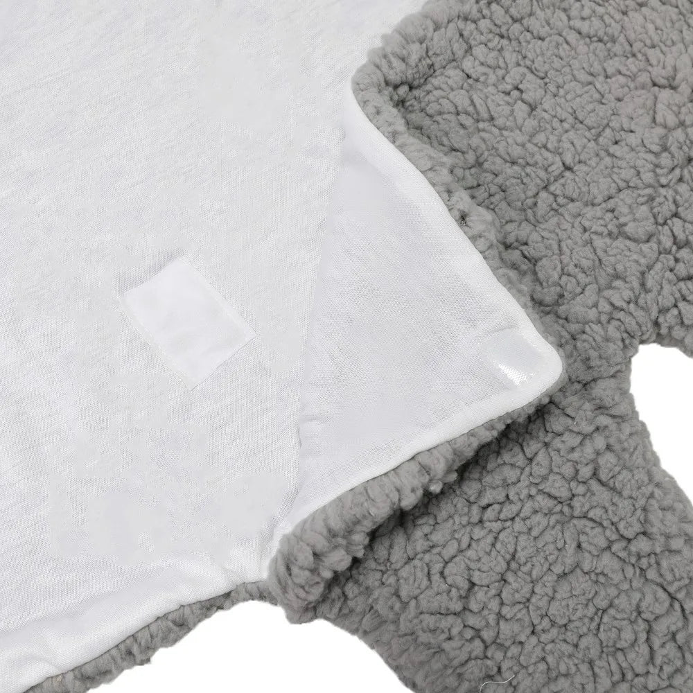Vue rapprochée d'une couverture douillette pour bébé Couverture Cocoon Nid d'Ange bébé à double texture avec un côté en tissu blanc lisse et l'autre côté en tissu gris moelleux, indiquant le design pour le confort et la chaleur de BABY PREMA.