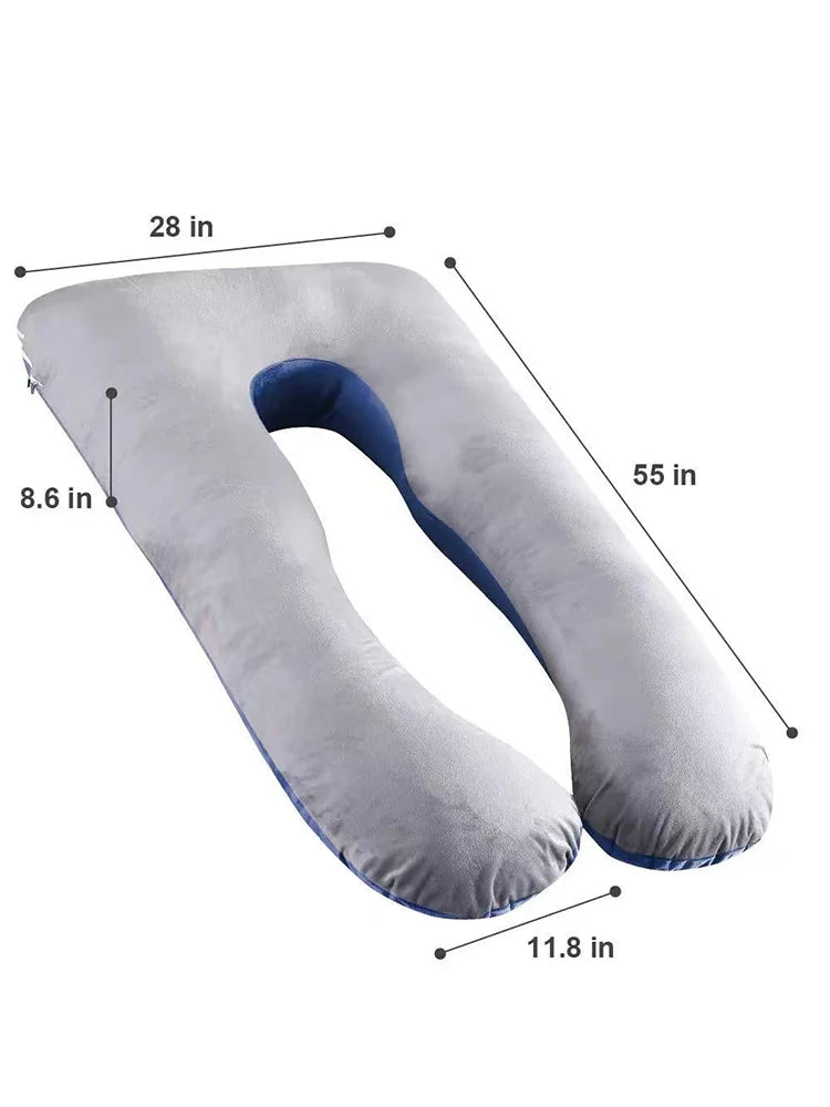 Un Coussin Maternité Multifonction en forme de U de BABY PREMA avec des dimensions étiquetées : 28 pouces de largeur, 55 pouces de longueur et 8,6 pouces de hauteur, avec une largeur de jambe de 11,8 pouces. L'oreiller est gris avec une doublure bleue et offre un excellent soutien au ventre pour les futures mamans.