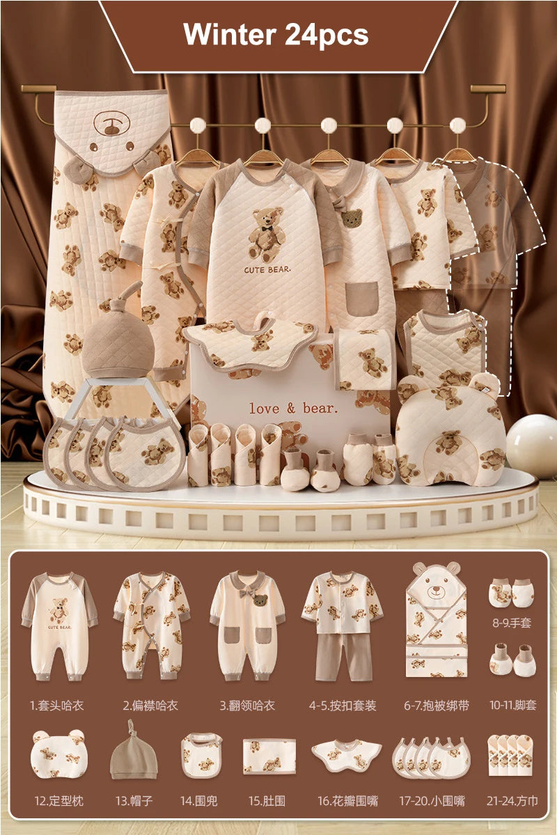 Le BABY PREMA Coffret Naissance Coton | Nouveau-nés Douceur Assurée est un ensemble de 24 vêtements et accessoires pour bébé présentant des motifs hivernaux aux motifs d'ours. Fabriqué à partir de coton doux et respirant, il comprend des combinaisons, des chapeaux, des mitaines, des bavoirs et des ustensiles exposés sur une étagère et une table, un kit complet de vêtements idéal pour nouveau-né.