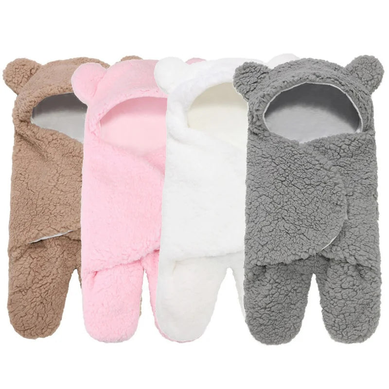 Trois couvertures bébé mignonnes et douillettes Cocoon Nid d'Ange bébé aux motifs d'ours, indispensables pour l'heure du coucher de bébé, dans les couleurs marron, rose et gris de BABY PREMA.