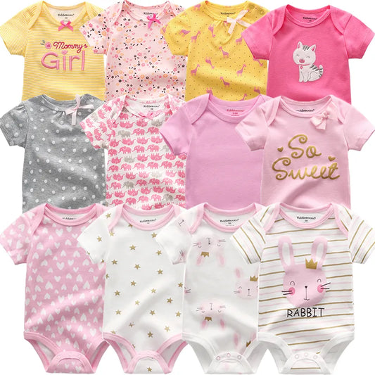 Un présentoir de 11 Lot de 6 Bodies Bébé colorés | Coton Prix moins cher avec divers motifs et designs, dont des lapins, des cœurs, « Mommy's Girl » et « So Sweet », tous fabriqués à partir de coton doux et respirant. Ces adorables bodys bébé fille présentent des motifs ludiques de dessins animés de BABY PREMA.