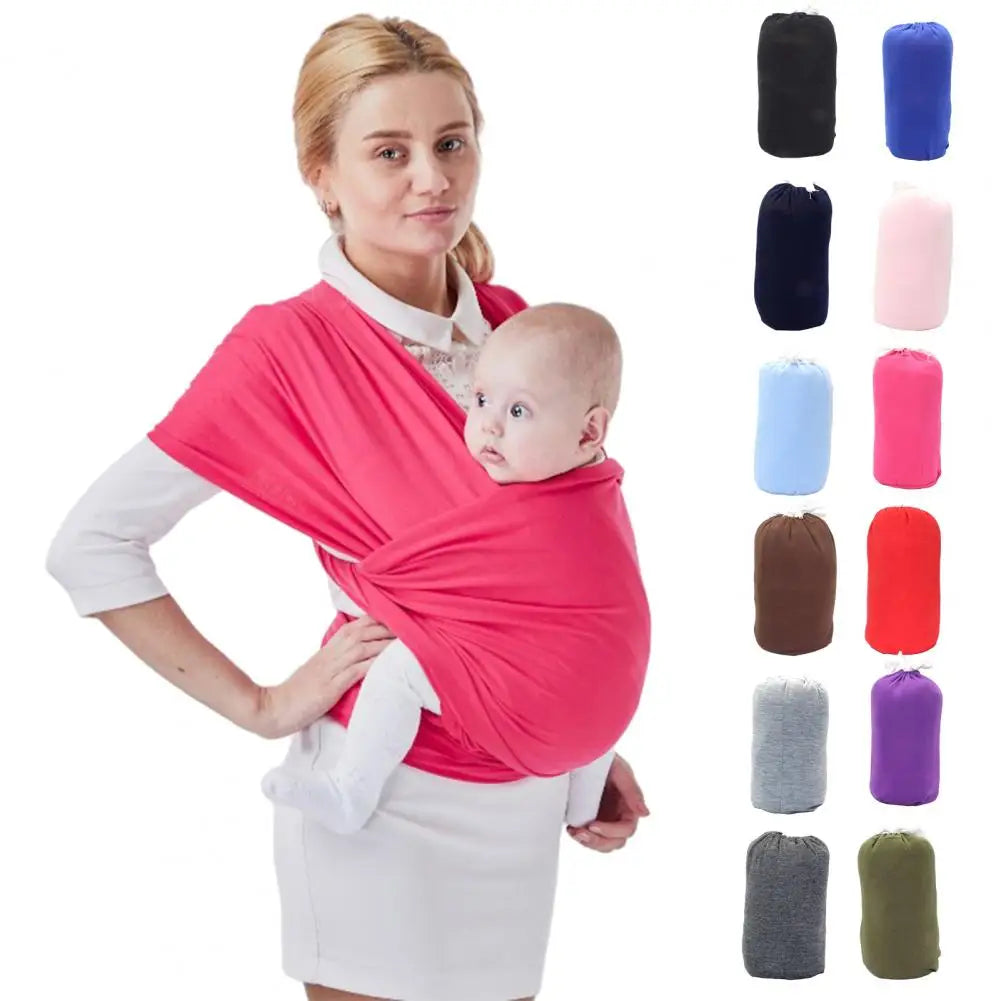 Une femme vêtue d'une robe blanche portant un bébé dans un porte-bébé BABY-PREMA Porte-Bébé rouge vif, avec des échantillons de couleurs de différentes options d'Echarpe de Portage affichées autour d'eux.