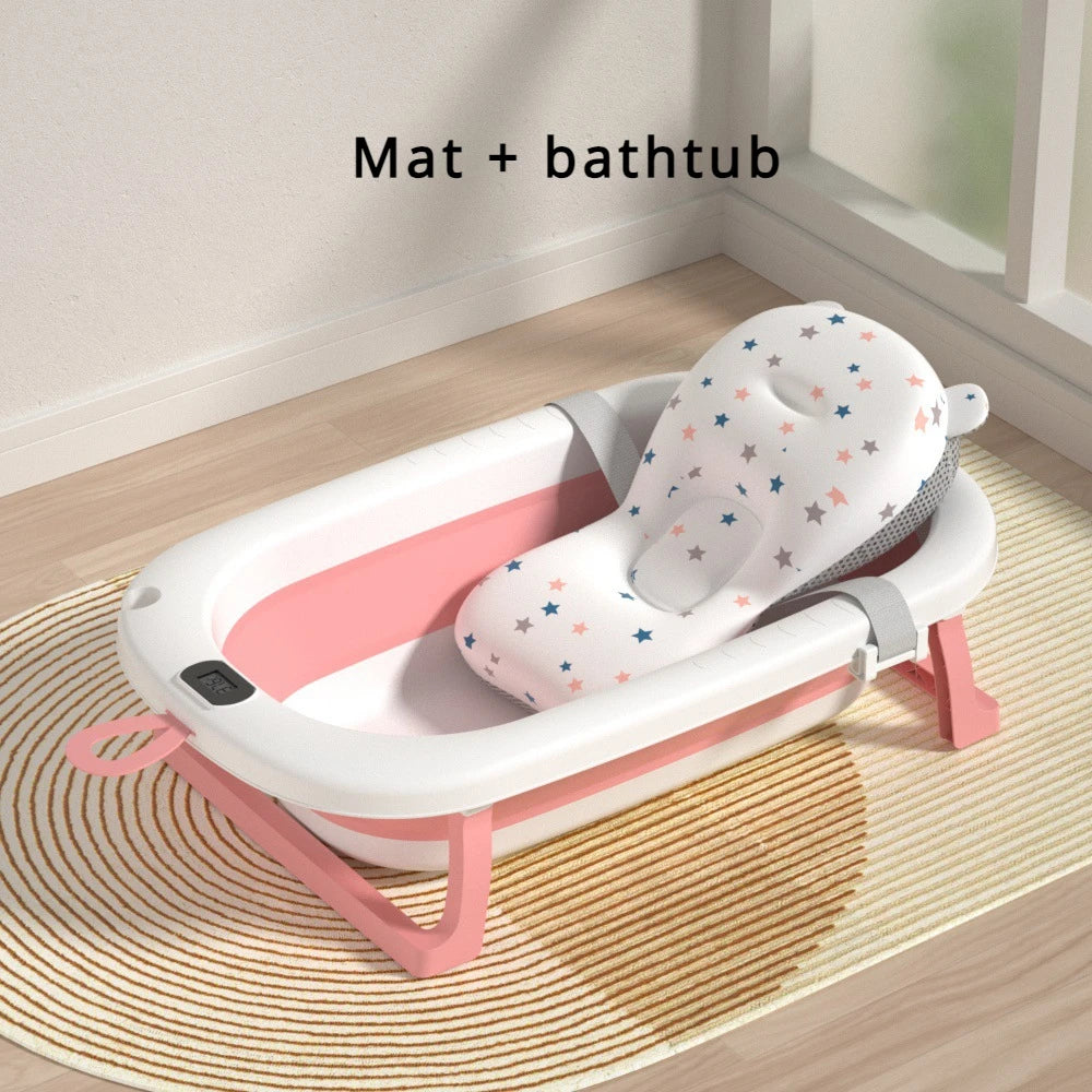 Un moment de bain bébé confortable avec Baby Prema : siège de soutien pour bébé à motif d'étoiles dans une baignoire Baby Prema compacte rose et blanche, placé sur un tapis circulaire pour un plaisir sûr et éclaboussant.