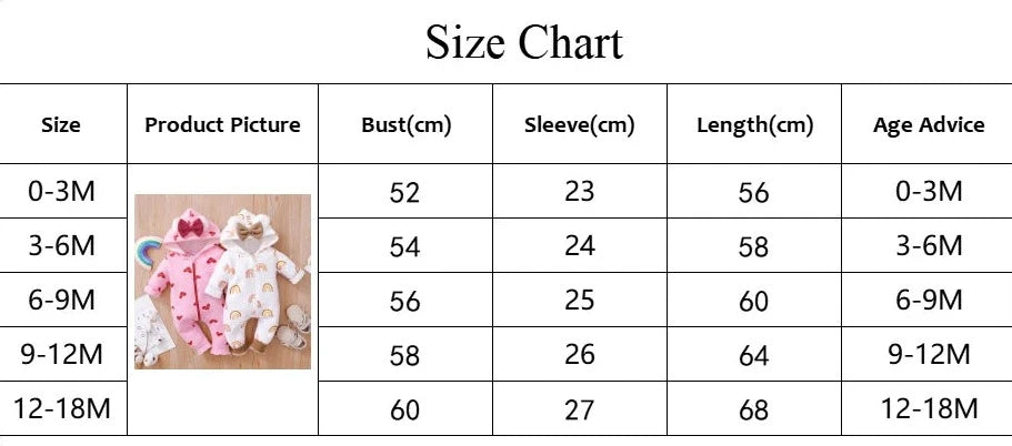Un tableau des tailles pour les vêtements de bébé, y compris les adorables options Barboteuse Combinaison à Capuche de BABY PREMA. Les cinq catégories de tailles sont : 0-3M, 3-6M, 6-9M, 9-12M et 12-18M. Le tableau répertorie les mesures du buste, des manches et de la longueur en centimètres ainsi que des conseils sur l'âge. Un exemple de photo de produit de grenouillères pour bébé est également inclus.
