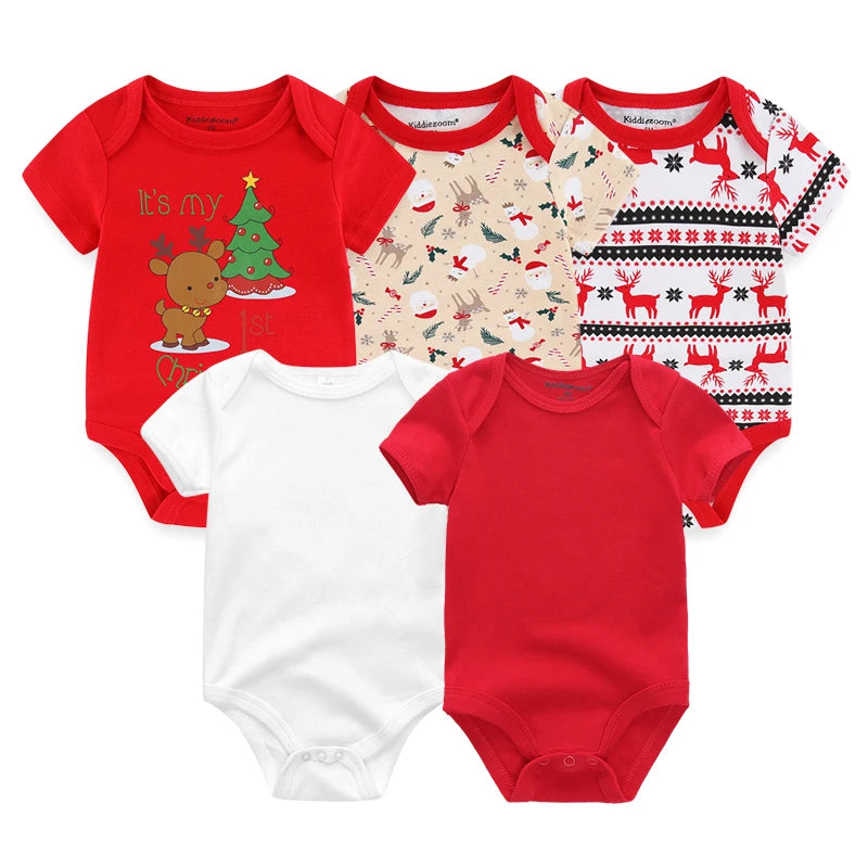 Five Lot de 5 Bodys Coton | Agréables & Conforts de BABY PREMA dans des designs festifs pour les fêtes. Trois sont rouges avec des imprimés sur le thème de Noël, un est blanc et un a un fond beige avec des rennes et des arbres de Noël. Chaque combinaison est dotée de boutons à pression pour un habillage facile, assurant un confort optimal à votre tout-petit.