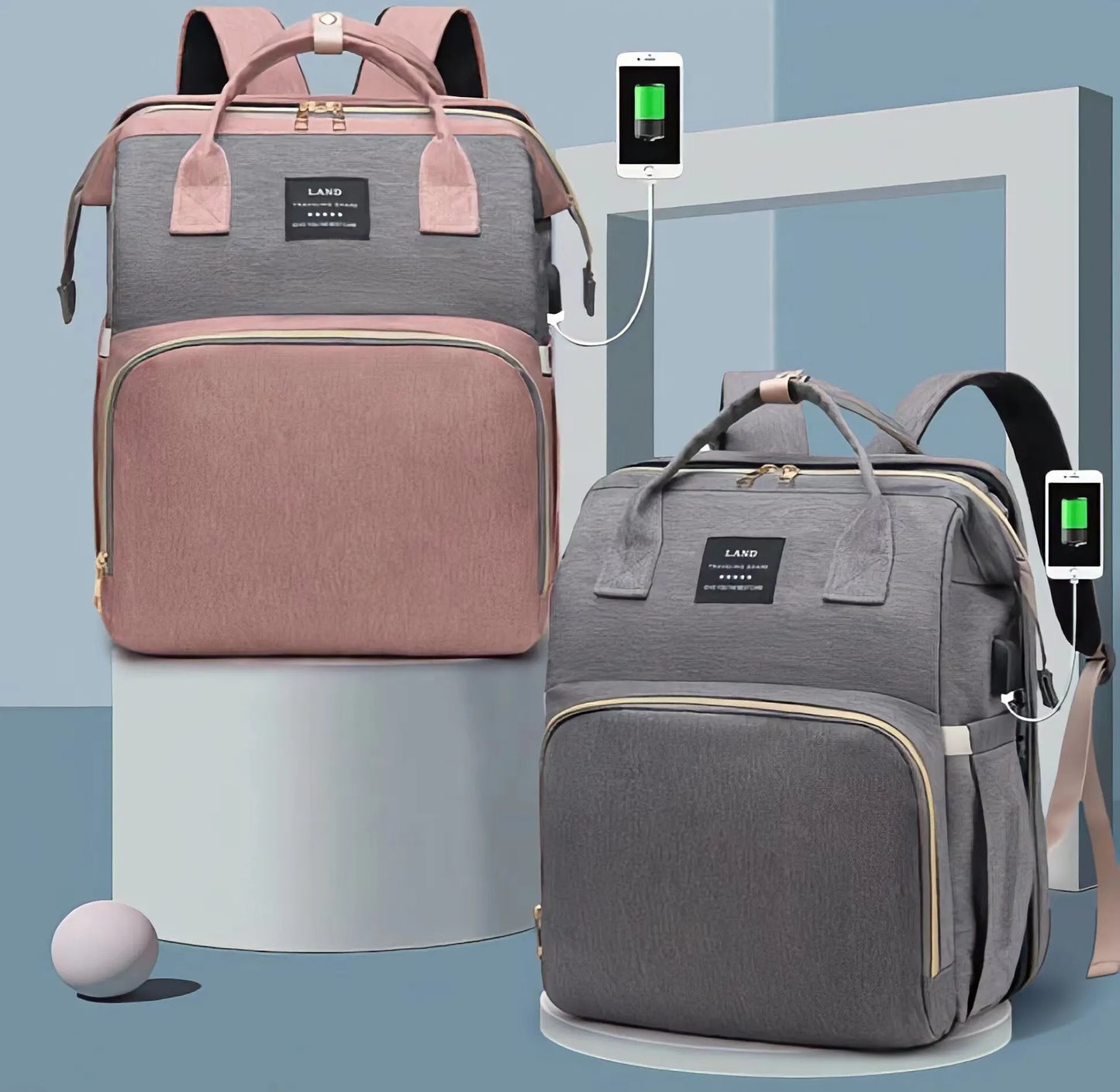 Sacs à dos modernes Sac à Langer 3 en 1 Pour Maman & Bébé aux couleurs rose pastel et gris avec ports de chargement USB intégrés et construction poids léger affichés sur un fond minimaliste bleu et gris par BABY-PREMA.