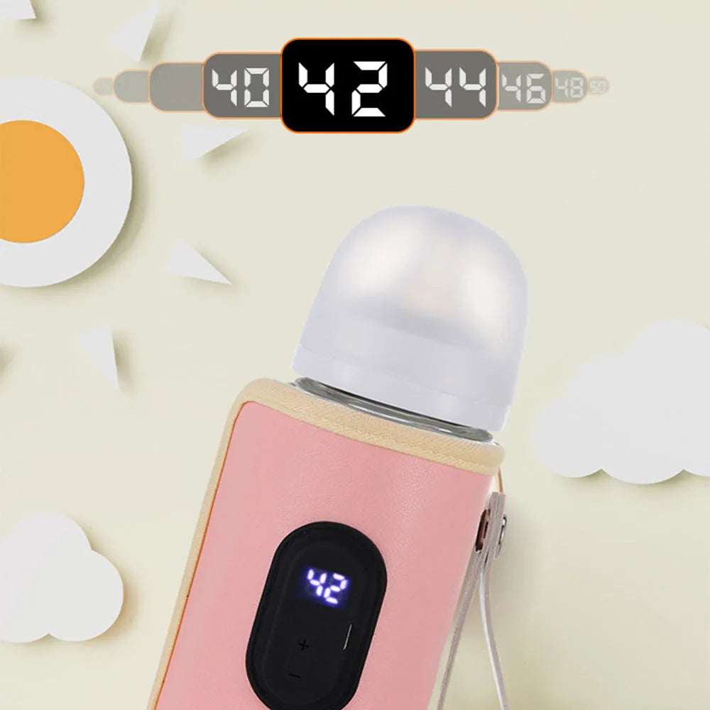 Un biberon avec un affichage numérique de la température indiquant « 42 » est présenté dans un décor de couleur pastel avec des décorations de soleil et de nuages. Le Chauffe-Biberon Portable multifonction BABY-PREMA est enveloppé dans une housse isolante rose et une échelle de température illustrée est affichée au-dessus, ce qui en fait le chauffe-biberon pour bébé idéal.