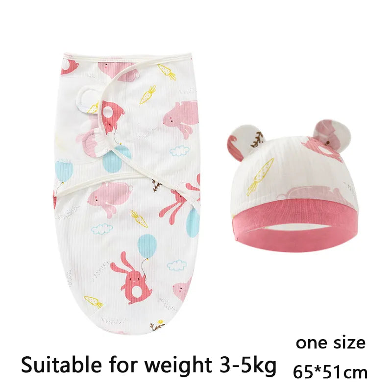 Un ensemble Couverture Emmaillotage Bébé coloré et bonnet assorti orné d'un imprimé animal fantaisiste, indiqué en taille unique adaptée aux bébés pesant 3 à 5 kg, avec des dimensions de 65 x 51 centimes de BABY PREMA.