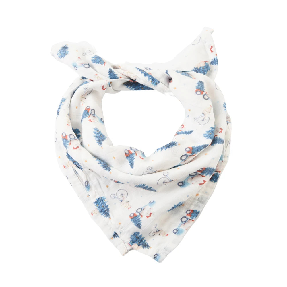 Un bandana Langes Lot de 5 pièces Mousseline Coton & Bambou soigneusement plié avec vélo bleu et motifs floraux pour un bébé sur fond blanc isolé par BABY PREMA.