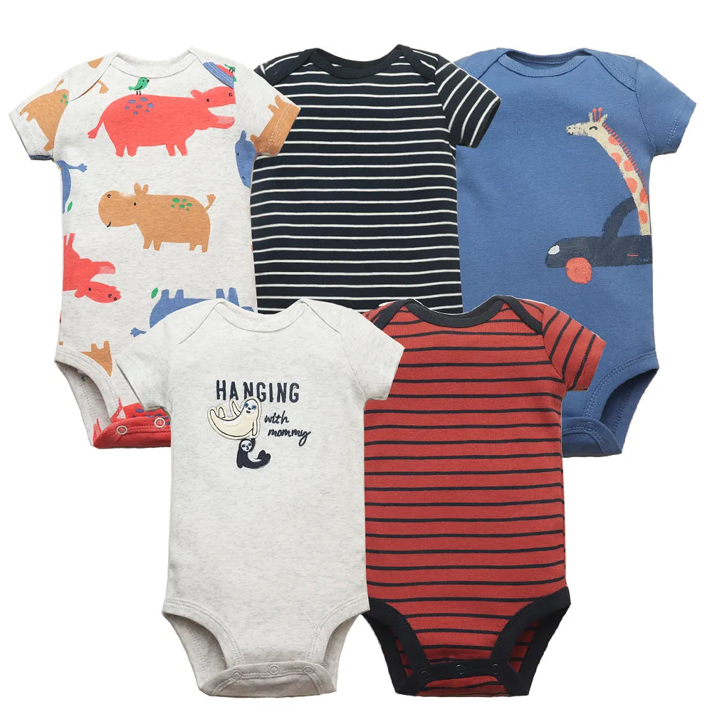 Cinq combinaisons bébé aux motifs variés : animaux sur blanc, rayures noires sur gris, girafe sur bleu, baleine "Hanging with mommy" sur gris et rouge avec rayures noires. Chaque Lot de 5 Pièces Body 100% Coton Manches Courtes BABY PREMA est 100% coton et comporte des manches courtes confortables pour les aventures quotidiennes de votre tout-petit.