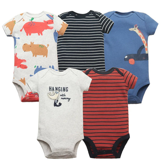Cinq combinaisons bébé aux motifs variés : animaux sur blanc, rayures noires sur gris, girafe sur bleu, baleine "Hanging with mommy" sur gris et rouge avec rayures noires. Chaque Lot de 5 Pièces Body 100% Coton Manches Courtes BABY PREMA est 100% coton et comporte des manches courtes confortables pour les aventures quotidiennes de votre tout-petit.