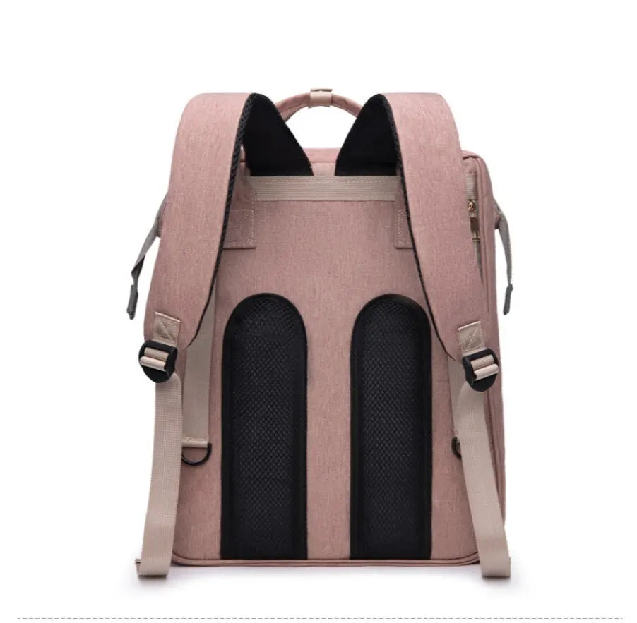 Un sac à dos de transport pour animaux de compagnie baby-prema rose et léger, avec des fenêtres en maille respirante et une fonction cache-cache en haut pour les oreilles ou la tête d'un animal.