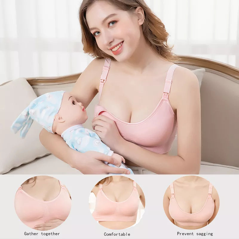 Une maman souriante berce doucement son bébé tout en mettant en valeur les caractéristiques du BABY PREMA Soutien Allaitement & Maternité | Soutien-gorge d'allaitement Push Up Tendance, qui promet maintien, confort et praticité aux nouvelles mamans. Son design poids léger est tout aussi léger.