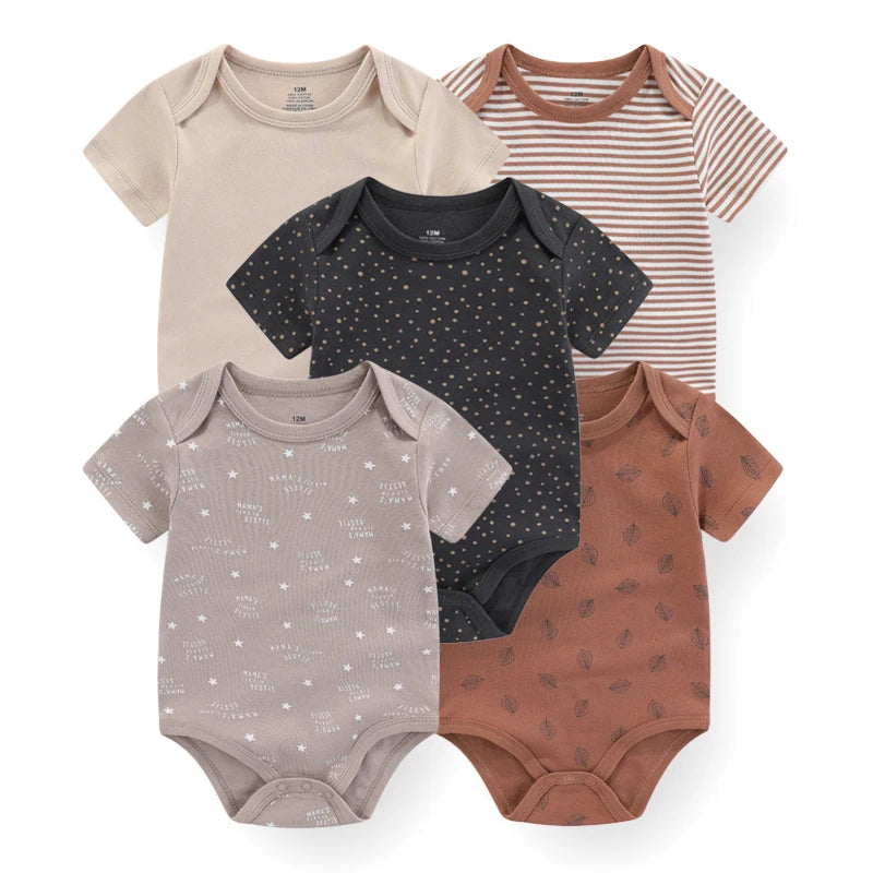 Un ensemble de cinq bodys pour bébé aux couleurs neutres et aux motifs variés, dont des imprimés beige uni, rayés, à pois et feuilles. Ces Lot de 5 Bodys Coton | Agréables & Conforts de BABY PREMA assurent un confort optimal à votre tout-petit et disposent de boutons-pression pratiques pour un habillage facile.