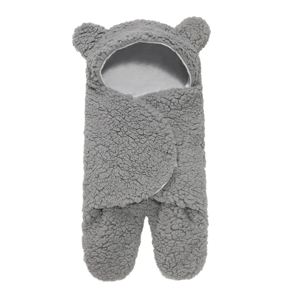 Combinaison bébé Cosy Couverture Cocoon Nid d'Ange bébé avec capuche et détails oreilles, parfaite pour l'après bain bébé, en tissu gris doux. (BÉBÉ PREMA)