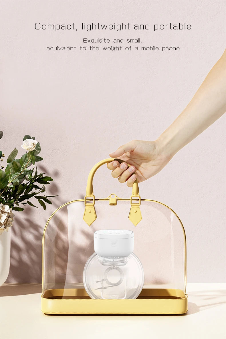 Main tenant un sac à main transparent avec un petit appareil blanc à l'intérieur, exposé à côté d'un vase avec des fleurs. Le texte ci-dessus se lit comme suit : "Compact, léger et portable. Exquis et petit, équivalent au poids d'un téléphone portable. Idéal pour l'allaitement avec son design Tire-Lait sans Fil Léger & Pratique | Pour Maman de BABY-PREMA.