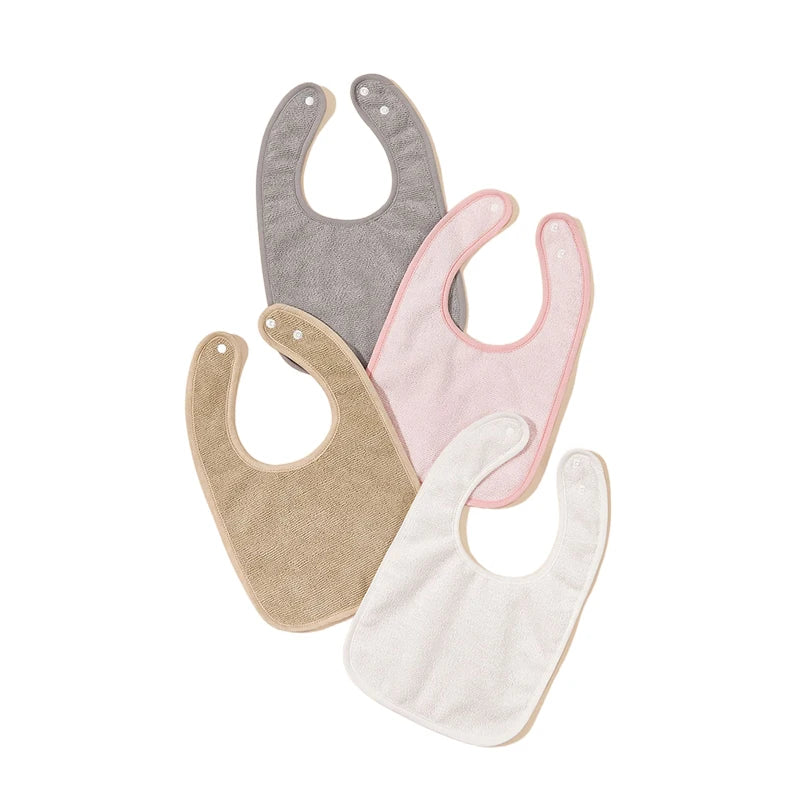 Quatre BABY-PREMA Bavoirs Bébé Lot de 4 Pièces disposés en éventail, chacun présentant une couleur différente : gris, rose, beige et blanc. Chaque bavoir a un design simple et arrondi avec des fermetures à pression au niveau du cou. Fabriqués à partir de tissu imperméable, ces bavoirs d'alimentation doux et absorbants sont parfaits pour garder bébé propre pendant les repas.