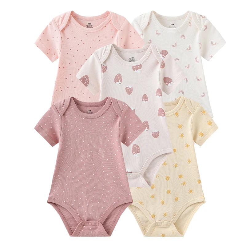 A Lot de 5 Bodys Coton | Agréables & Conforts de BABY PREMA dans diverses couleurs et motifs pastel, dont le rose, le blanc et le jaune, avec des motifs comme des étoiles, des fruits et des formes abstraites. Chaque combinaison est dotée de boutons à pression pour un change facile et assure un confort optimal pour votre tout-petit.