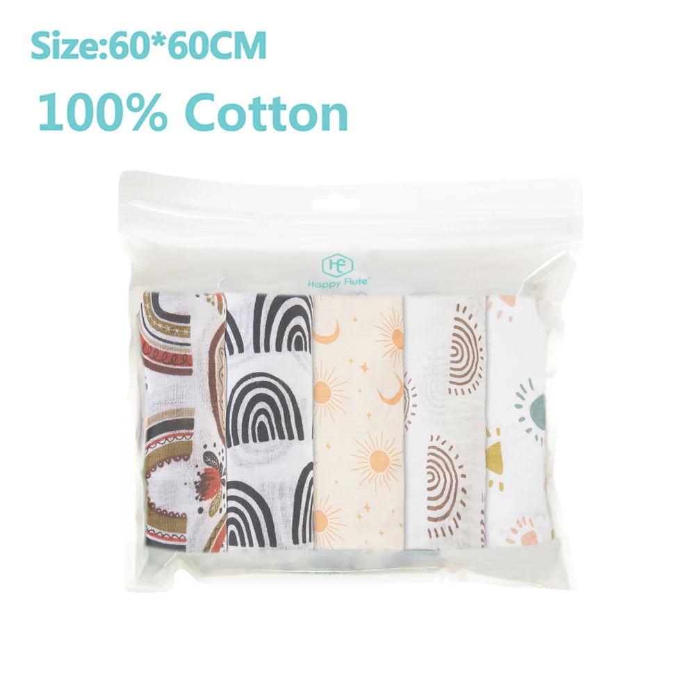Lot emballé de cinq langes en mousseline de coton aux motifs assortis pour bébé, mesurant 60 x 60 centimètres, présentés dans un sachet plastique transparent muni d'une étiquette. (Nom du produit : Langes Lot de 5 pièces Mousseline Coton & Bambou ; Nom de marque : BABY PREMA)