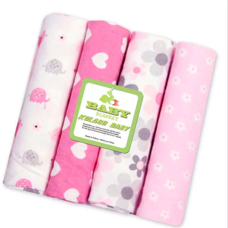 Un ensemble de couvertures pour bébé BABY PREMA rose tendre et légères avec de jolis motifs d'éléphants et de pois, pliées et empilées pour une chambre de bébé confortable.