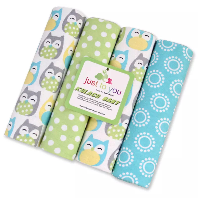 Trois pièces de tissu léger BABY PREMA enroulées avec de jolis motifs, dont des hiboux et des pois, présentées comme un coffret cadeau pour bébé prématuré.