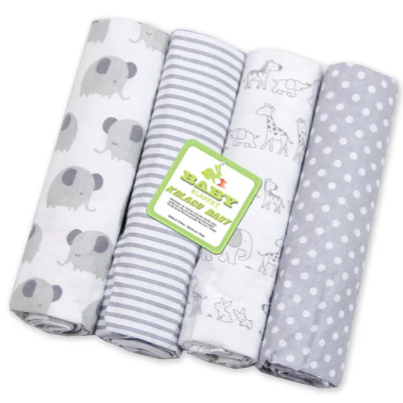 Un lot de cinq couvertures d'emmaillotage roulées BABY PREMA Lot de 4 Langes Bébé avec de jolis imprimés d'animaux et des rayures dans une palette de couleurs monochromes, conçues pour les bébés et les enfants légers.