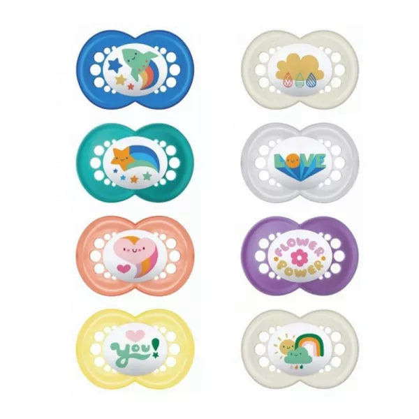 Une collection de huit sucettes colorées pour bébé, chacune avec un design unique avec des illustrations ludiques comme des étoiles, des nuages, des animaux et des cœurs, avec des messages et des motifs joyeux. Ces accessoires de bébé MAM 2 Sucettes Décor Classique +6 Mois sont parfaits.