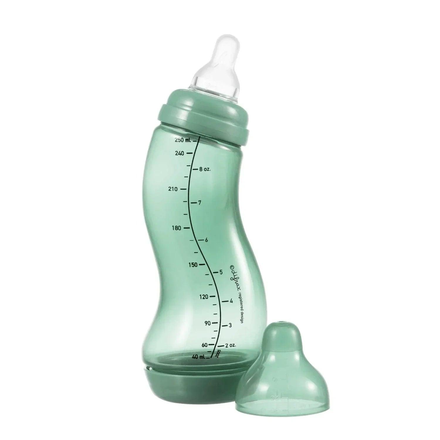 Biberon anti-colique vert incurvé avec marques de mesure et tétine supplémentaire sur fond blanc.
Nom du produit : Biberon Rose Large 200 ML - Difrax
Nom de la marque: DIFRAX