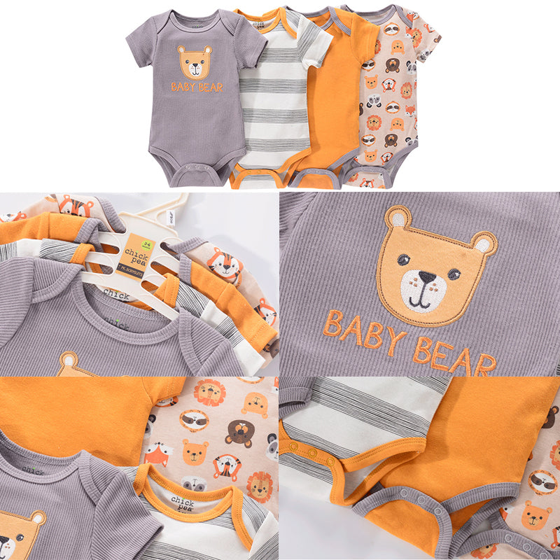 Un coffret BABY PREMA Lot de 4 Bodies Bébé Couleurs été aménagé. L'un a un visage d'ours et le texte « Baby Bear », un autre présente des illustrations d'animaux, et les autres incluent des couleurs rayées et unies dans les tons gris, orange et blanc, le tout fabriqué en coton doux pour la saison estivale.