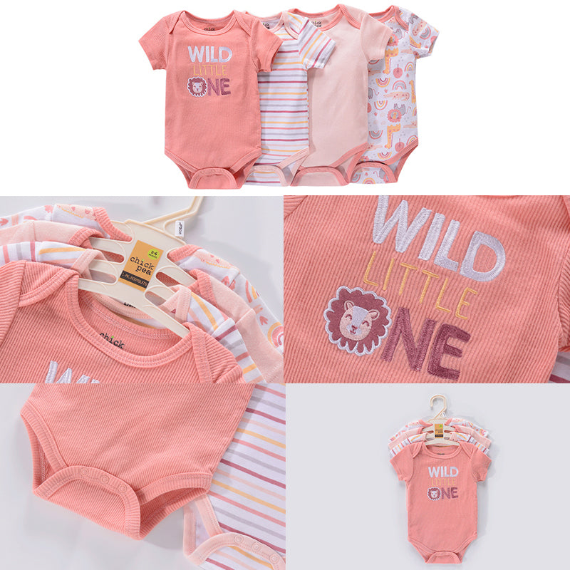 Un ensemble de cinq bodys pour bébé en coton doux de différents motifs et couleurs. Le body principal est rose avec "Wild Little One" et un graphisme lion sur le devant, parfait pour la saison estivale. D'autres bodys aux charmantes rayures et motifs pastel sont désormais disponibles en Lot de 4 Bodies Bébé Couleurs été par BABY PREMA.