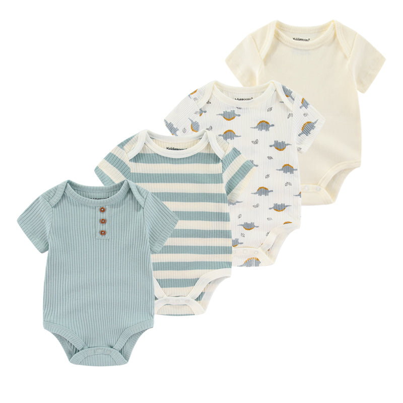 Quatre bodys pour bébés sont exposés en rangée. De gauche à droite : côtelé bleu avec boutons, rayé bleu et blanc, blanc avec motif animalier bleu et jaune et blanc cassé uni. Confectionné en coton doux, le Lot de 4 Bodies Bébé Couleurs été de BABY PREMA sont parfaits pour la saison estivale.