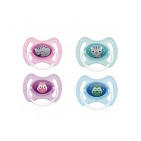 Un ensemble de quatre sucettes pour bébé MAM aux couleurs pastel, chacune présentant un motif de visage d'animal fantaisiste différent sur le bouton, parfaites comme accessoires de bébé.