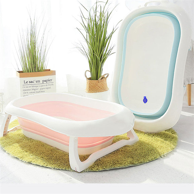 Une baignoire bébé pliable de BABY PREMA dans une salle de bain cosy avec des plantes décoratives et une ambiance minimaliste, parfaite pour bain bébé.